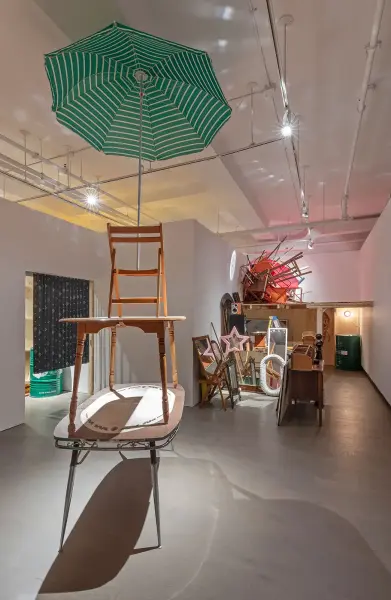 José Luis Torres, Question d'adaptation (installation detail 4), 2018. Photo: Toni Hafkensheid.